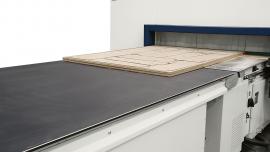 Vykladanie dvoch súčasne opracovaných dielco